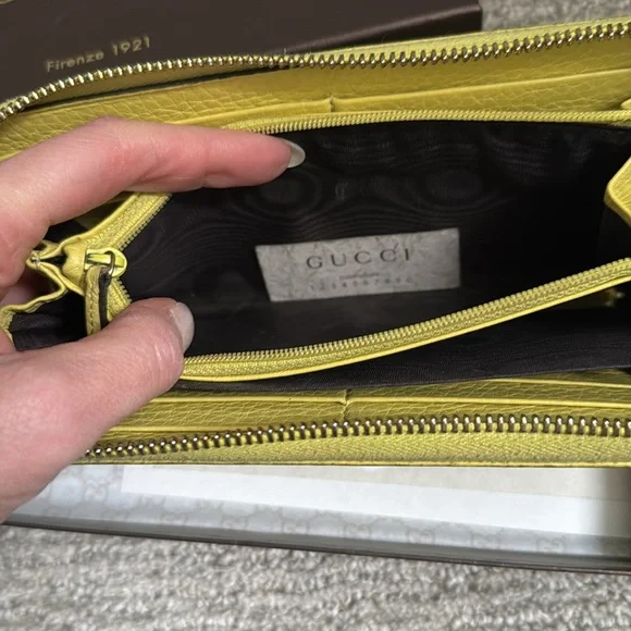 Gucci
Bamboo Accent Leather Continental Wallet - Picture 7 of 14